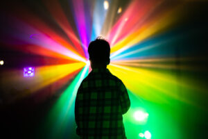 aus dem Kinderdisco-Film: Kind vor farbigen Lichtstrahlen