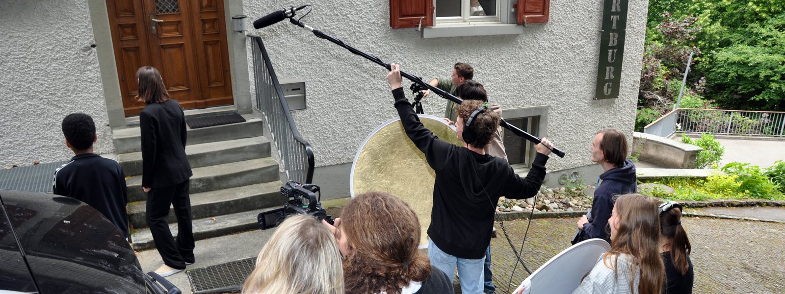 Filmteam der Jugendarbeit St. Urban dreht eine Szene vor einem Hauseingang