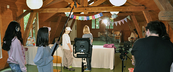 Filmteam der Filmbrugg dreht eine Szene von einer Geburtstagsparty